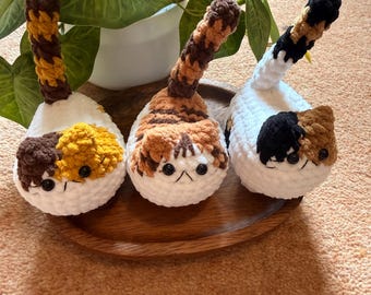 Peluche de gato calico regordete hecho a mano a crochet – Gatito amigurumi de chenilla suave
