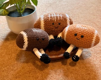 Llavero de peluche con pelota de rugby de crochet
