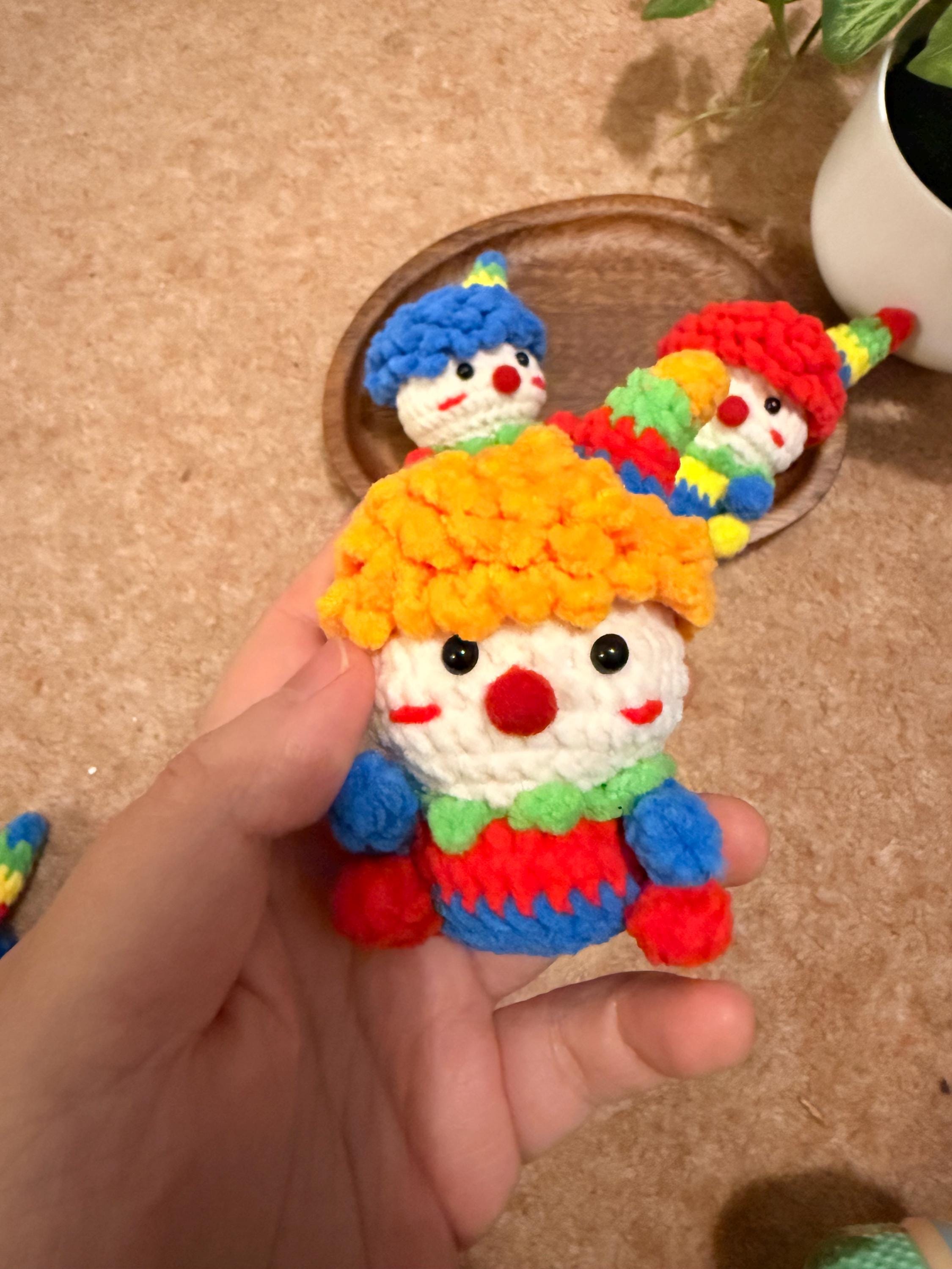 春のピエロ ｜ハンドメイドあみぐるみ キーホルダー かぎ編みピエロ