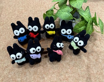 Llavero de gato negro a crochet: amigurumi de peluche con pez para bolso