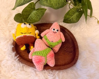 Llavero de ganchillo con forma de compañero marino: cuadrado amarillo y estrella rosa hechos a mano.