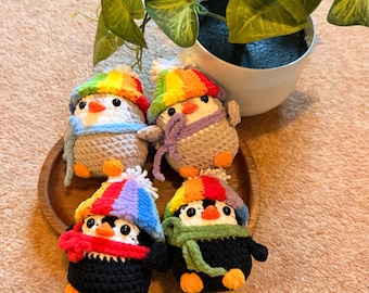 Pingüino de peluche tejido a mano con ganchillo: gorro arcoíris, bufanda colorida