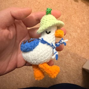 Llavero de ganso o pato a crochet: peluche amigurumi de algodón hecho a mano imagen 5