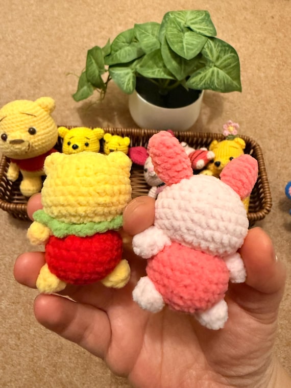 かぎ針編みの黄色いクマと友達のキーホルダーセット - 手作りの