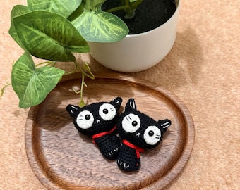 Llavero de gato negro a crochet hecho a mano: gatito de peluche amigurumi con bufanda roja