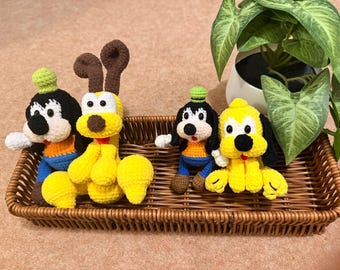 Peluche y llavero de perro de crochet hecho a mano, inspirado en Pluto y Goofy.