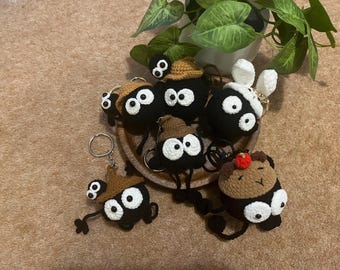 Llavero de peluche de bola de hollín a crochet: Amigurumi inspirado en Ghibli