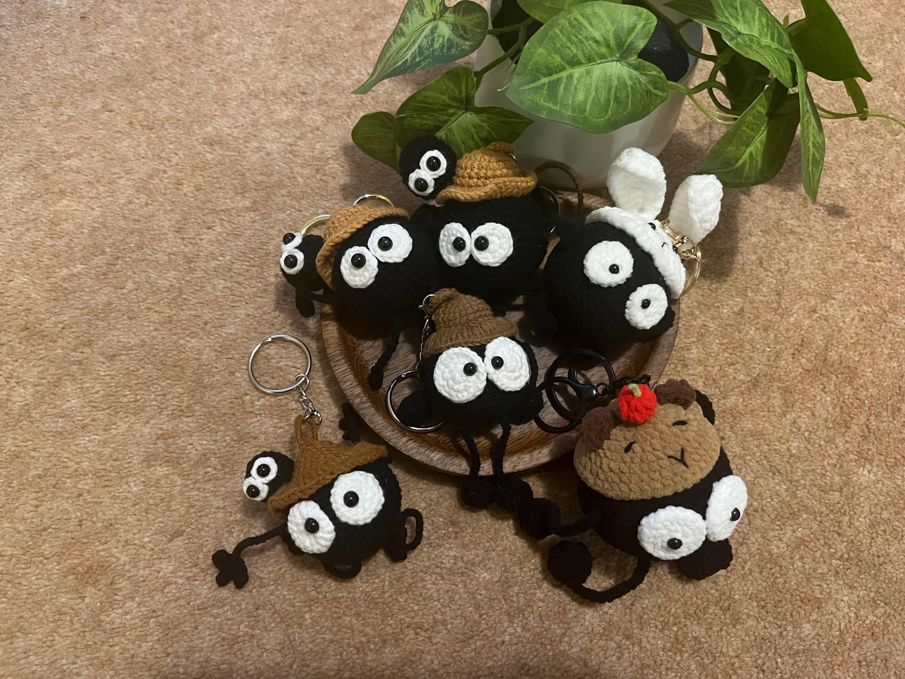 かぎ針編みのすす玉ぬいぐるみキーホルダー：ジブリ風あみぐるみ