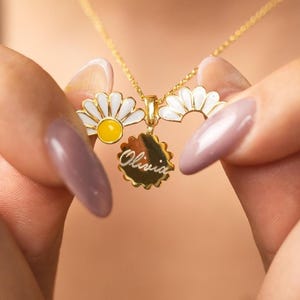 Custom Name Daisy Necklace, Personalized Flower Jewelry, Gift for Her, Birthday Gift for Mom, Minimalist Mothers Day Necklace
