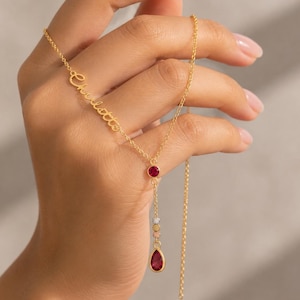 Collana personalizzata con nome e pietra portafortuna, delicata collana a lariat con pendente multi-pietra, piccolo gioiello pendente, ciondolo rubino di luglio, regalo per lei