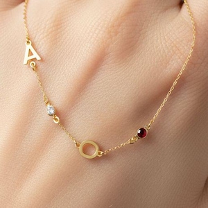 Colar com inicial e pedra de nascimento na horizontal, joia delicada e minimalista personalizada.