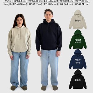 Pu&ograve; includere: Immagine di una felpa con cappuccio in beige, verde foresta, blu navy e nero. &Egrave; inclusa una tabella delle taglie con misure in cm. Due modelli indossano felpe con cappuccio. La parola "Hoodie" &egrave; in alto. La donna &egrave; alta 168 cm e indossa la taglia M.