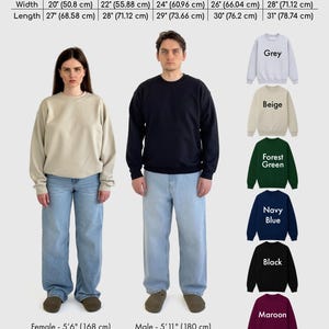Pu&ograve; includere: Immagine di una felpa con dettagli di taglia e misura. Le taglie vanno dalla S alla XXL, con larghezze da 50,8 cm a 71,12 cm e lunghezze da 68,58 cm a 78,74 cm. La felpa &egrave; disponibile in grigio, beige, verde foresta, blu navy, nero e bordeaux.