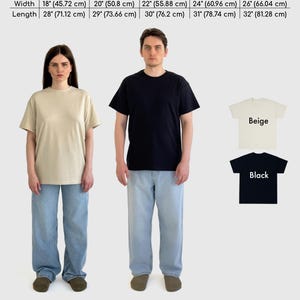 Pu&ograve; includere: Immagine di una maglietta beige e una nera, e due persone che indossano magliette. Una tabella delle taglie mostra le misure in cm e pollici, dalla S alla XXL. Larghezze da 45,72 cm a 66,04 cm, lunghezze da 71,12 cm a 81,28 cm. La parola "T-Shirt" &egrave; in alto.