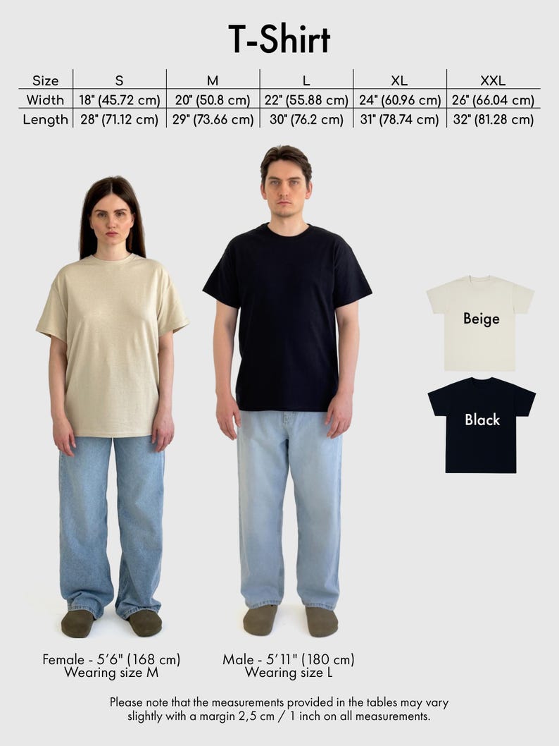 Pu&ograve; includere: Immagine di una maglietta beige e una nera, e due persone che indossano magliette. Una tabella delle taglie mostra le misure in cm e pollici, dalla S alla XXL. Larghezze da 45,72 cm a 66,04 cm, lunghezze da 71,12 cm a 81,28 cm. La parola "T-Shirt" &egrave; in alto.