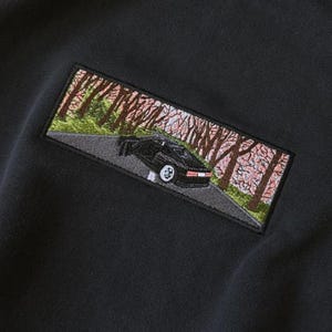 Sudadera bordada con un coche bajo la flor de cerezo, camiseta deportiva, calle japonesa, coche bajo los cerezos en flor, coche japonés, sudadera con capucha de coche de carreras