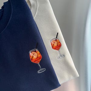 Sudadera bordada Aperol Spritz – Sudadera italiana de verano, camiseta para amantes de los cócteles, regalo de aperitivo para ella, camiseta bordada Spritz