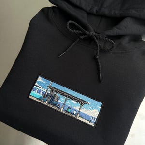 Sudadera bordada de la estación de tren japonesa Shimonada, inspirada en el anime, sudadera con capucha bordada de Japón, regalo para fans del anime.