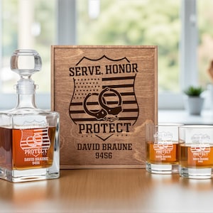 Aangepast politiecadeau voor mannen - kerstpolitie gegraveerde whiskykaraf en stenen glazen in houten kist, kerstcadeau politie