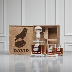 Set de whisky de fútbol personalizado con decantador y vasos grabados, caja de madera premium, regalo para hombres y aficionados al deporte.