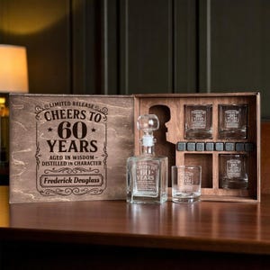 60. Geburtstagsgeschenk, Whisky-Dekanter-Set, 60.Geschenk für Ihn, 1965 Whiskyglas, Prost auf 60 Jahre, personalisierte Gläser, Geschenkbox