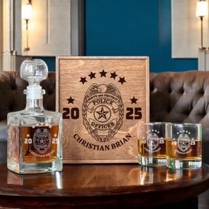 Kerstcadeau voor afgestudeerde politieacademie – Gepersonaliseerde whiskykarafset met gegraveerd glas, aangepast wetshandhavingscadeau voor officier