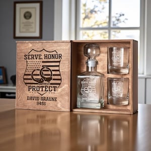 Kerstcadeau voor politieagent, gepersonaliseerde whiskykaraf set met stenen glazen, op maat gegraveerde doos rechtshandhaving
