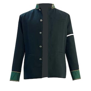 Puede incluir: Chaqueta verde oscuro con cuello mandarín, botones plateados y una franja blanca en la manga. Los puños y el cuello están adornados con diseño verde y dorado. Manga larga, corte entallado.