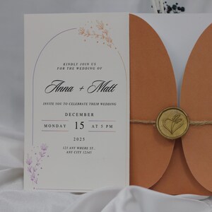 Elegante bloemenhuwelijksuitnodiging | Gedrukte trouwkaart met gepersonaliseerde initialen | Minimalistisch ontwerp op maat voor