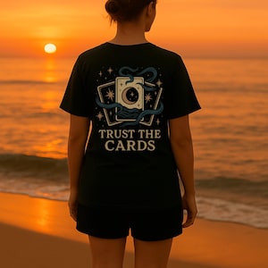 Camiseta "Confía en las Cartas del Tarot" - Camiseta con Gráficos de Bruja Mística - Camiseta Oculta Celestial - Regalo Espiritual para Ella - Camiseta con Vibras Astrológicas