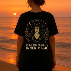 内なる魔法に目覚めるTシャツ - 魔女っぽいスピリチュアルグラフィックTシャツ - ボヘミアン風天体シャツ - 月と星の女神トップ - 送料無料