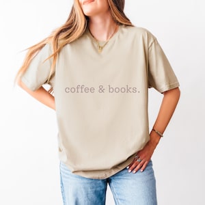 Bücher und Kaffee, Buch-Liebhaber-T-Shirt, Bücherwurm-T-Shirt, Leselehrer-T-Shirt, Bücherwurm-Geschenk, Bibliothekar-Hemd