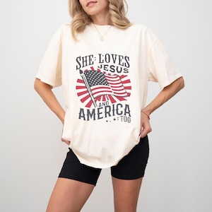 Christliches 4. Juli Shirt: She Loves Jesus & America - Retro USA Flagge