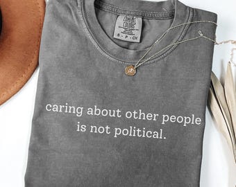 Camiseta "Preocuparse por los demás no es política", camiseta con colores cómodos, camiseta de activista liberal, regalo feminista, camiseta de justicia social