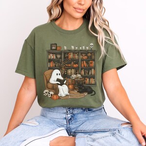 Retro Ghost Reading Books Shirt, Librarian Ghost Halloween, Halloween Teacher Sweatshirt, Halloween Shirt, Teacher Gift, Boo School