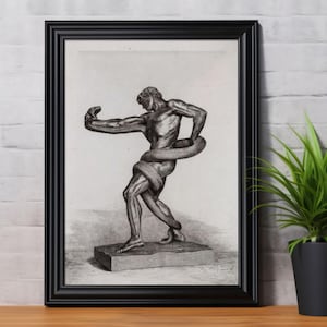 Könnte beinhalten: Ein gerahmter Schwarz-Weiß-Druck einer klassischen Skulptur, die eine muskulöse Figur zeigt, die mit einer Schlange kämpft. Das Kunstwerk wird auf einer Holzoberfläche ausgestellt, mit einer kleinen Topfpflanze rechts.