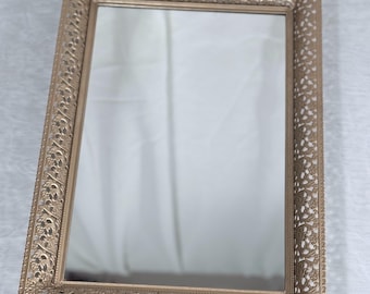 Vintage Goldfiligrane Schminkspiegel | Kunstvoller Tischspiegel im Hollywood Regency Stil | Dekorativer Metallrahmen-Akzentdekor