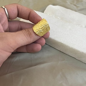 Gehämmert Breitbandring | Strukturierter Messing-Statement-Ring für Männer und Frauen | Unisex Unisex Ring | Handgefertigte skulpturale Schmuck für Sie