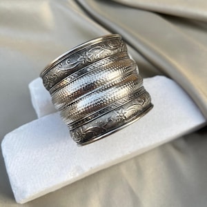 Tribal Silber Armreif für Frauen | Breiter gravierter oxidierter Armreif | Blumen Statement Schmuck | Verstellbares Boho Festival Armband