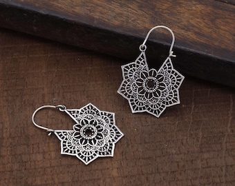 Kolczyki koła z mandalą ze srebra próby 925 – kolczyki wiszące w stylu boho tribal floral – ręcznie robiona oksydowana biżuteria dla kobiet