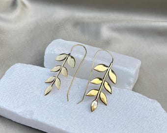 Blattgold Ohrringe | Botanische Ohrringe in Messing | Lange Naturinspirierte Ohrringe für Frauen | Boho Minimalist Schmuck