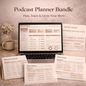 Könnte beinhalten: Ein Laptop mit Podcast-Analysen, umgeben von gedruckten Planerseiten. Der Text "Podcast Planner Bundle" und "Plan, Track & Grow Your Show" sind sichtbar. Enthält einen Redaktionskalender, Shownotizen und einen Monatskalender.