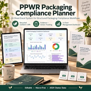 Può includere: Un sistema di pianificazione della conformità degli imballaggi PPWR visualizzato su un computer portatile, un tablet e guide stampate. Lo schermo mostra una dashboard con grafici e dati. Include una tazza con testo, un taccuino e tre piccoli cartelli etichettati Materials_CSV, BOM_CSV e RC_Targets_CSV.