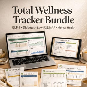 Puede incluir: Un ordenador portátil y una tableta muestran gráficos de seguimiento del bienestar y un planificador de salud mental. La imagen incluye rastreadores impresos para la dosis de GLP-1, los hábitos semanales y la reintroducción de FODMAP. El texto dice "Total Wellness Tracker Bundle."