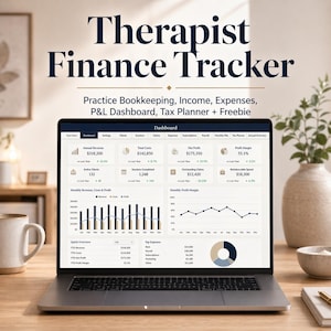 Puede incluir: Un portátil que muestra un panel financiero llamado "Therapist Finance Tracker". La pantalla muestra gráficos y datos relacionados con la contabilidad de la práctica, los ingresos, los gastos y la planificación fiscal. El texto incluye "Ingresos anuales", "Costos totales" y "Beneficio neto".