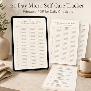 Puede incluir: Una tableta digital y hojas impresas que muestran un rastreador de autocuidado de 30 d&iacute;as con columnas para registros de ma&ntilde;ana, tarde y noche. El texto dice 30-Day Micro Self-Care Tracker, Daily Check-Ins for a Calmer, Kinder You.