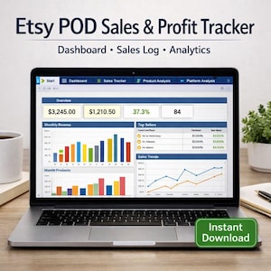 Może przedstawiać: Laptop z pulpitem Etsy POD Sales & Profit Tracker. Ekran pokazuje dane sprzedażowe, w tym przychody, procenty i wykresy. Zielony przycisk z napisem "Instant Download".
