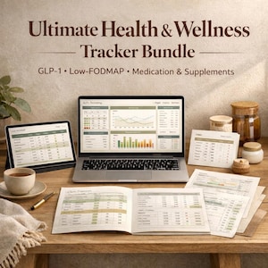 Puede incluir: Un escritorio de madera muestra una computadora portátil, una tableta y documentos impresos, todos mostrando datos de salud y bienestar. El texto "Ultimate Health & Wellness Tracker Bundle" es visible. También hay una taza de té y frascos decorativos.