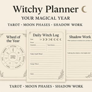 Könnte beinhalten: Ein beigefarbener Witchy-Planer mit dem Text "Witchy Planner" und "Your Magical Year". Der Planer enthält Abschnitte für Tarot, Mondphasen und Schattenarbeit. Er zeigt ein "Rad des Jahres"-Diagramm und ein "Tägliches Hexenprotokoll".