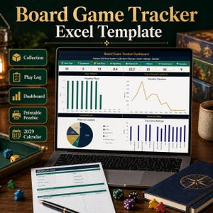 Op de afbeelding: Een laptop met een Excel-dashboard voor het bijhouden van bordspellen, inclusief grafieken en tabellen. Naast de laptop liggen een geprint sessielogboek, een pen, een blauw notitieboek met kompasontwerp en diverse gekleurde spelersdobbelstenen.